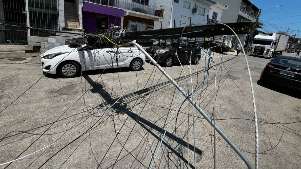 VÍDEO – Caminhão desgovernado deixa rastro de destruição em São José