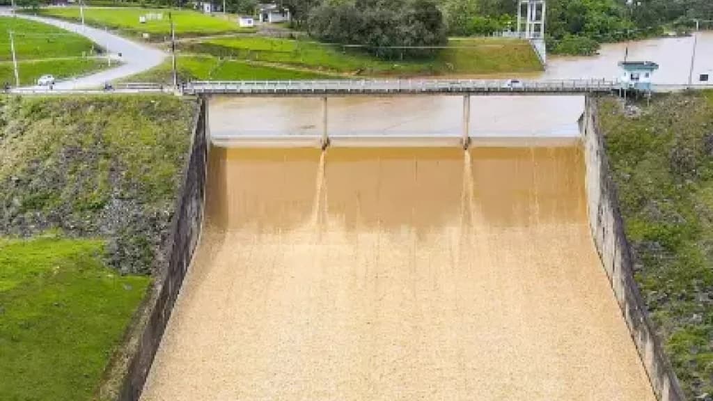Santa Catarina em alerta: Barragens e rios no limite após temporais recentes