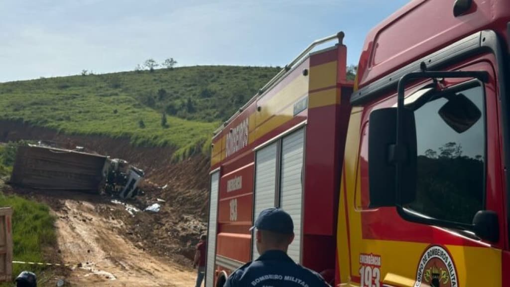 Idoso morre após caminhão-caçamba tombar em Canelinha