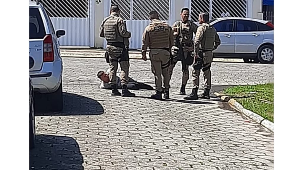Homem invade escola  com faca, ameaça professores e alunos em Camboriú