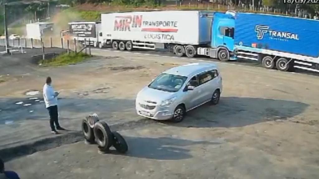 Acidente envolvendo cinco caminhões interdita a BR-470, em Gaspar