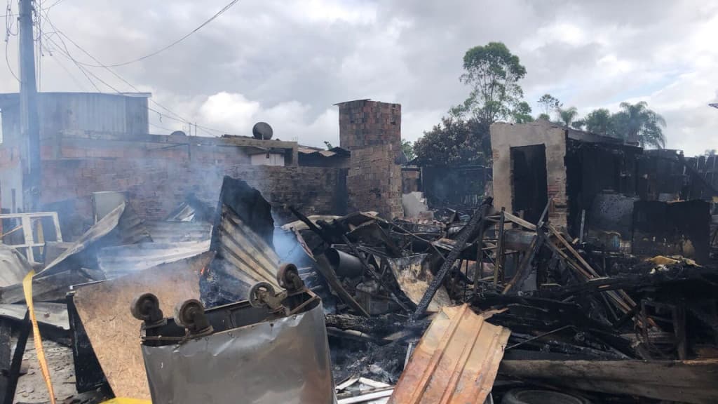 Famílias ficam desabrigadas após incêndio em moradias de Itajaí