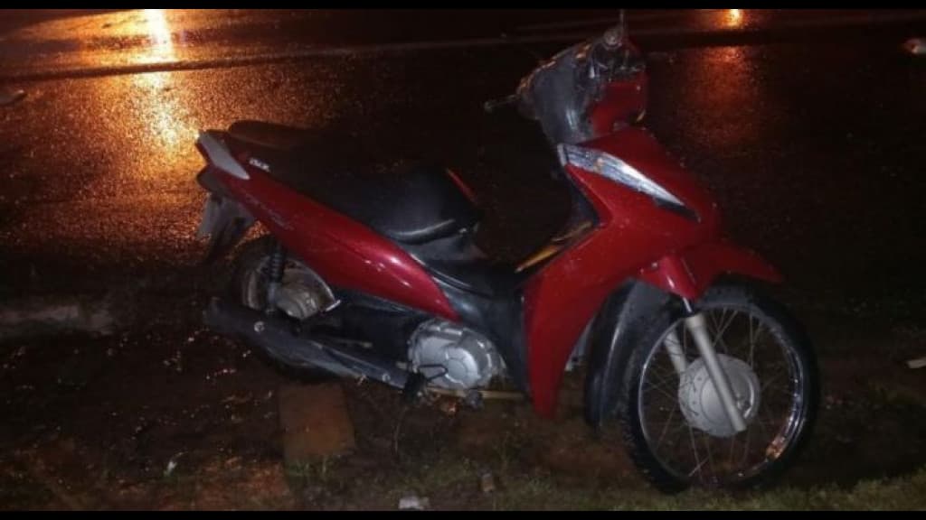 Motociclista morre atropelado por caminhão após sofrer queda