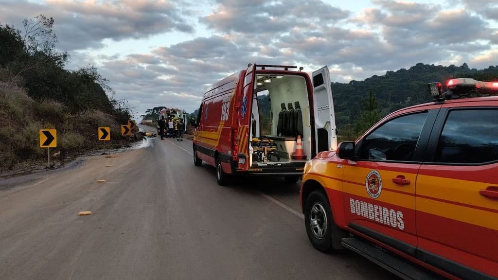 Motociclista tem perna amputada após grave acidente com caminhão na SC-120
