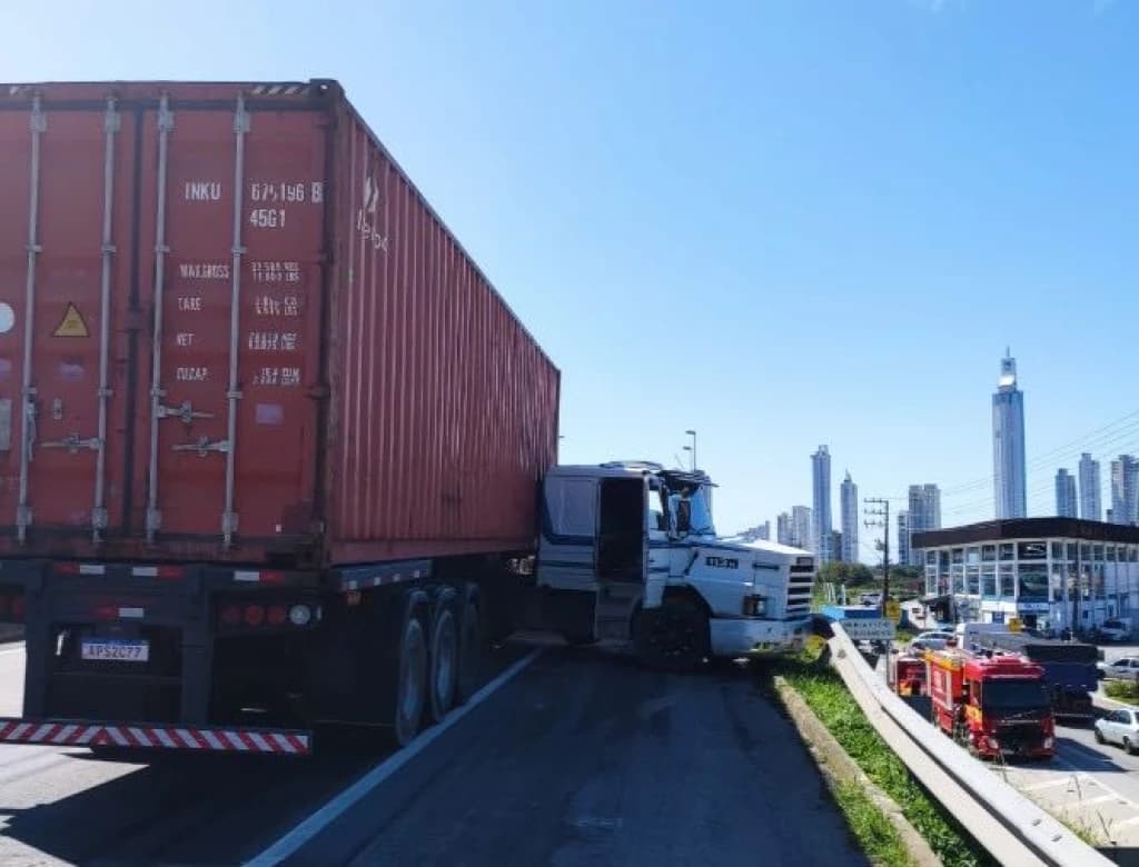 Caminhoneiro fez manobra arriscada para evitar tragédia com ônibus escolar de Itapema