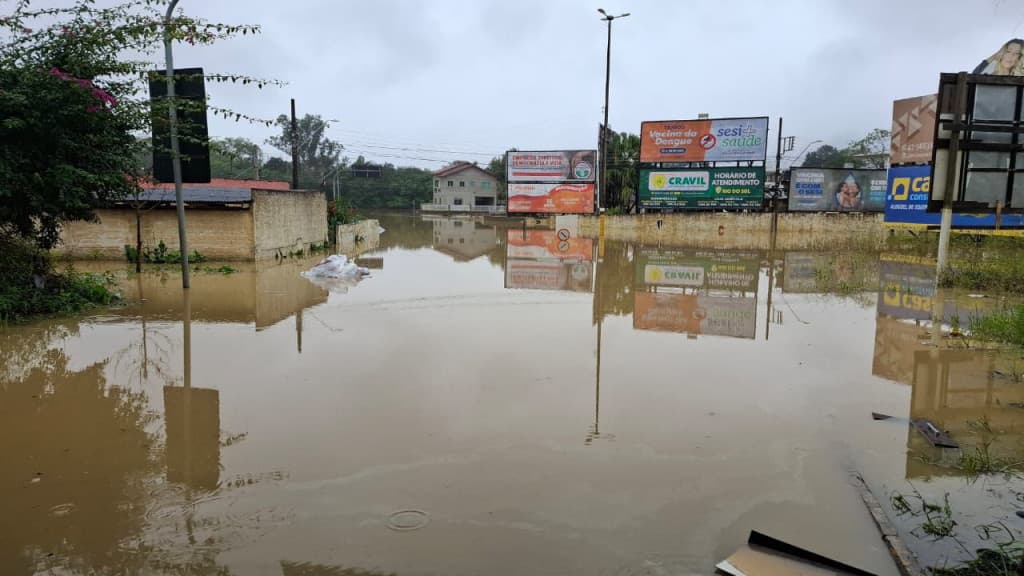 Chuvas em SC: 20 municípios registram ocorrências e Rio do Sul decreta situação de emergência