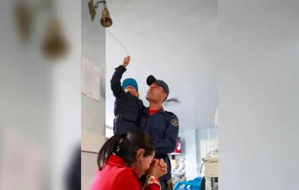 Criança de quatro anos vence o câncer e comemora ao lado de heróis