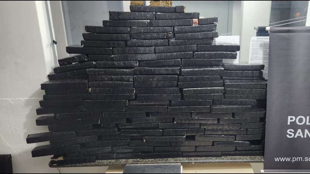 Mãe é presa com mais de 130kg de maconha na frente da filha de 14 anos em Porto Belo