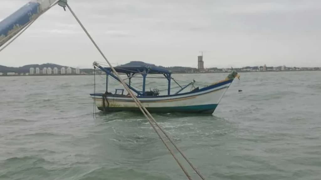 Barco é encontrado à deriva e bombeiros realizam buscas por pescador