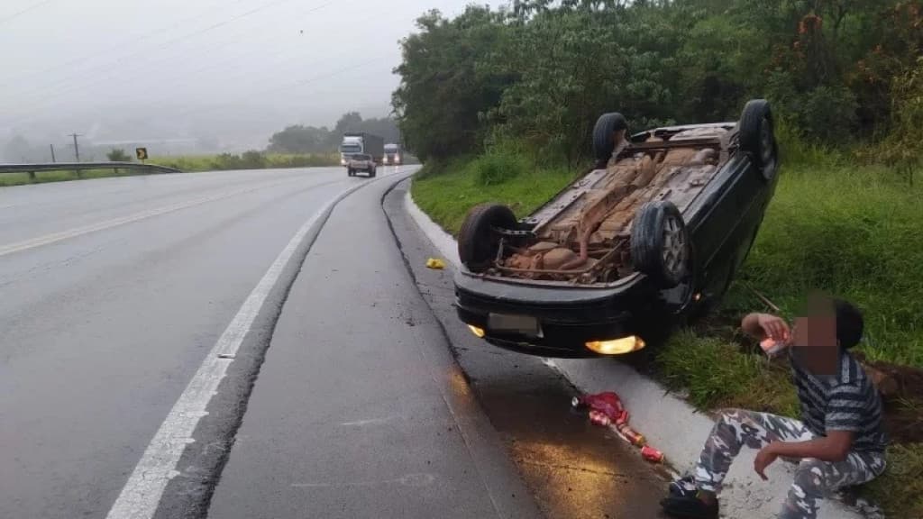 VÍDEO: Motorista bêbado capota carro e toma saideira ao lado do veiculo em SC