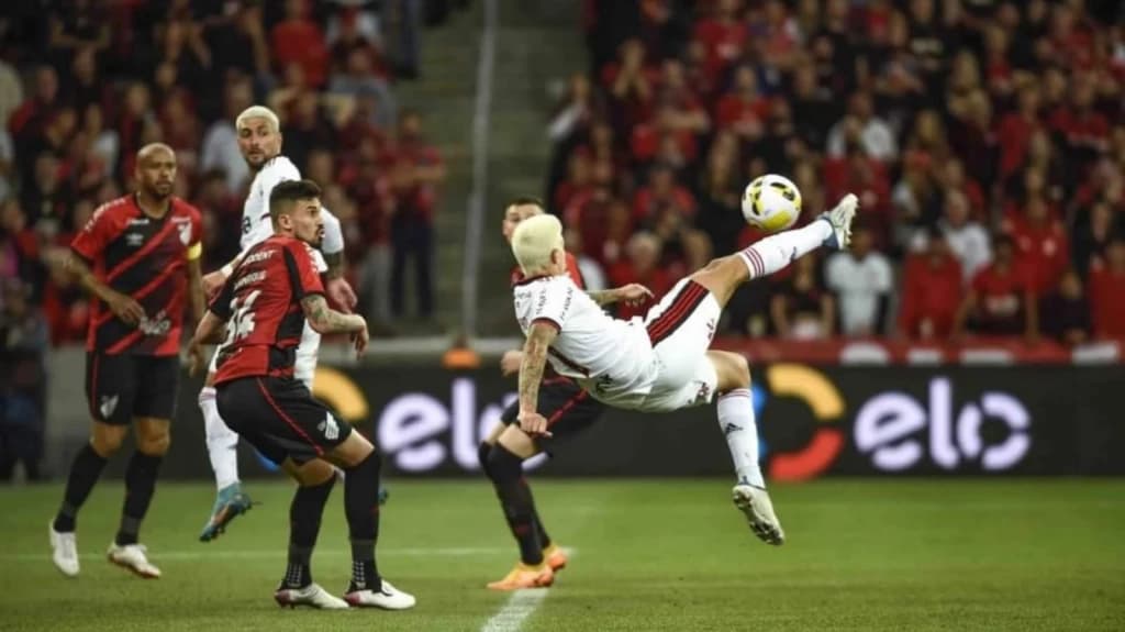 Pedro faz golaço e Flamengo vence o Athletico-PR e vai à semifinal da Copa do Brasil