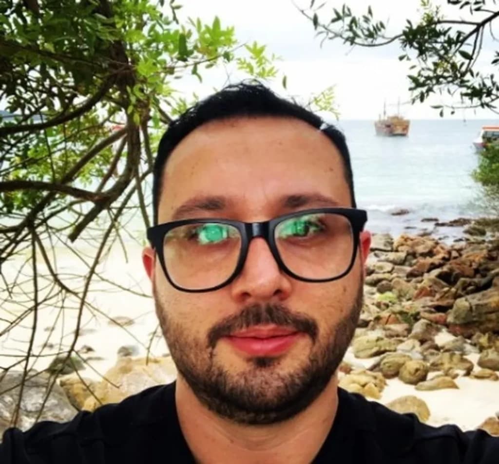 Coach que forjou próprio sequestro para extorquir companheira vira réu