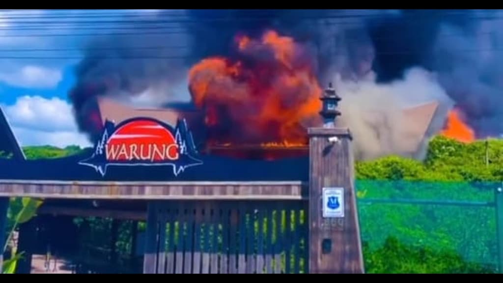 Warung Beach Club, em Itajaí, é tomado pelas chamas e causa destruição total