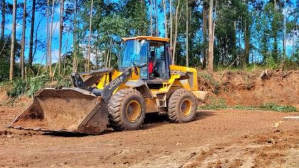 Menina de 2 anos morre após ser atropelada por máquina retroescavadeira