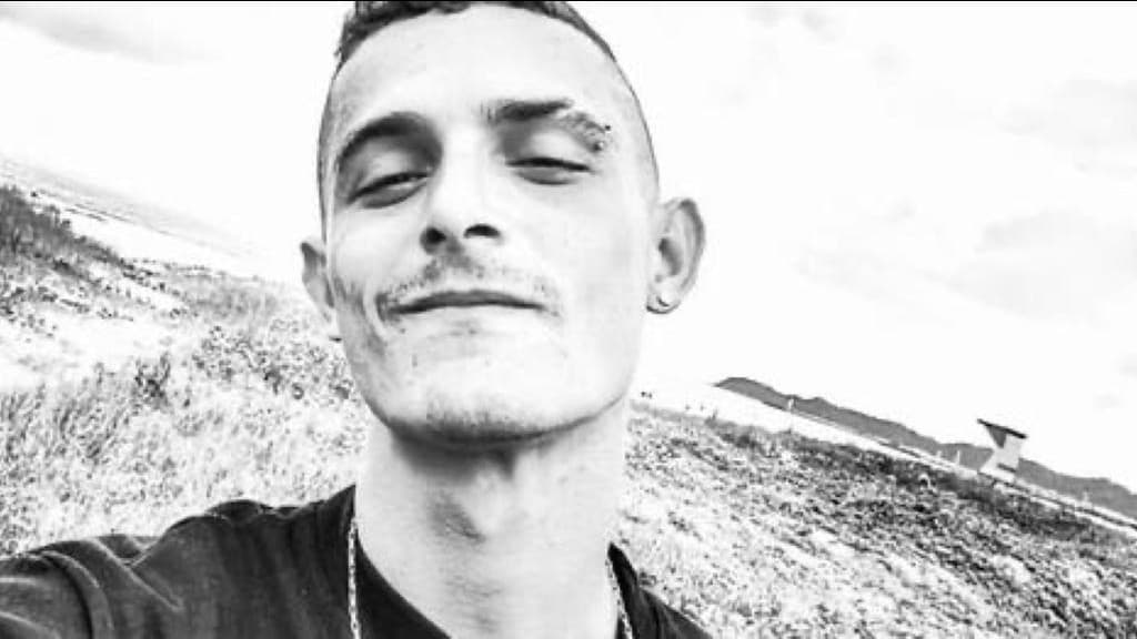 Jovem morre ao colidir na traseira de caminhão na BR-101