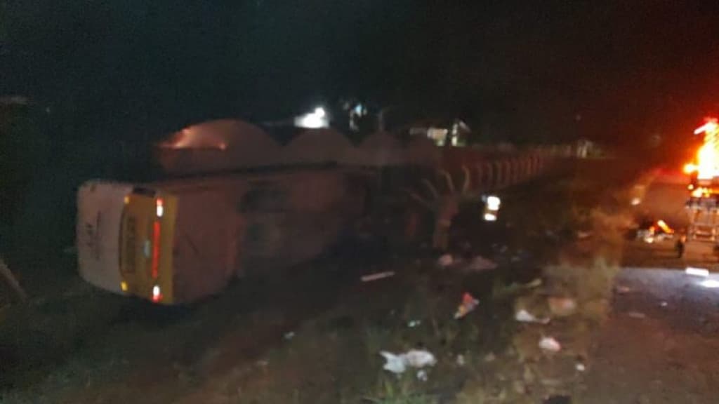 Colisão entre ônibus e carro deixa casal morto e dois feridos