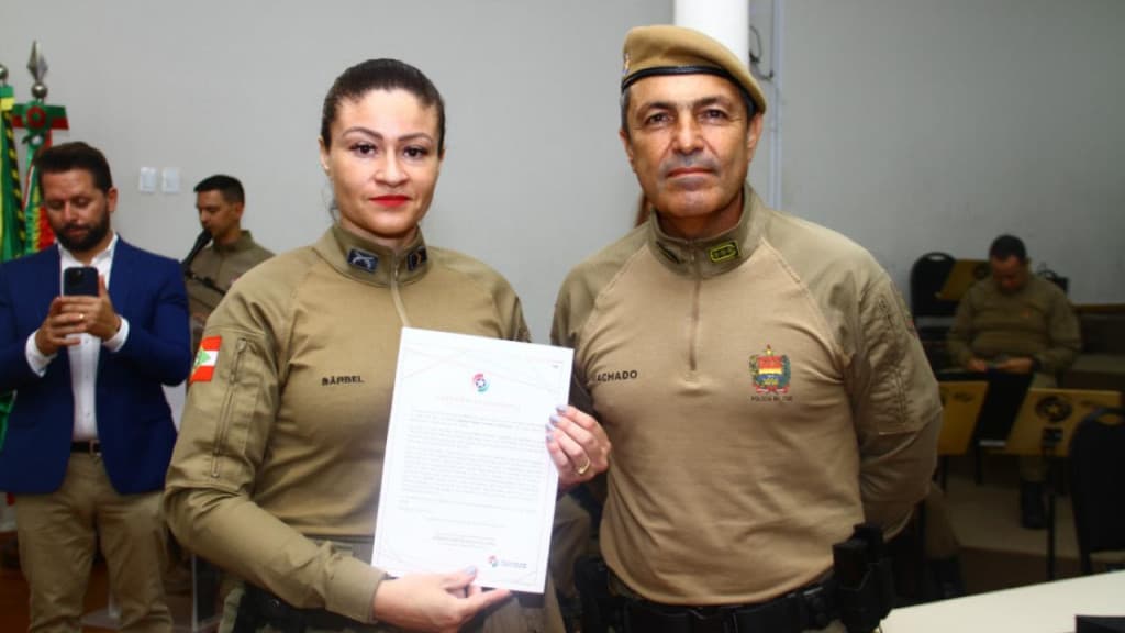 Cabo PM é homenageada por ato de coragem em resgate marítimo em Itapema