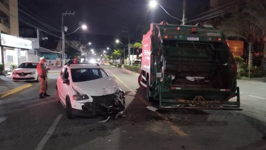 Motorista bêbado é preso após bater em caminhão de coleta de lixo em Bombinhas