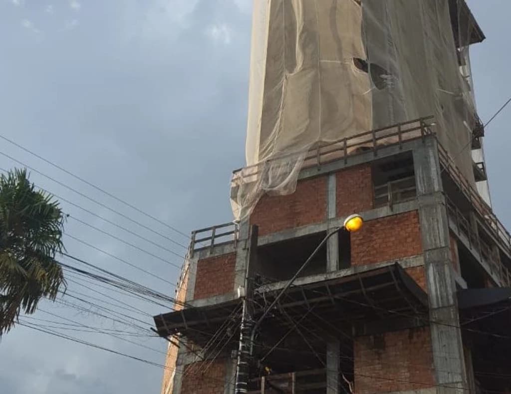 Mulher morre após estrutura de prédio em construção cair sobre casa