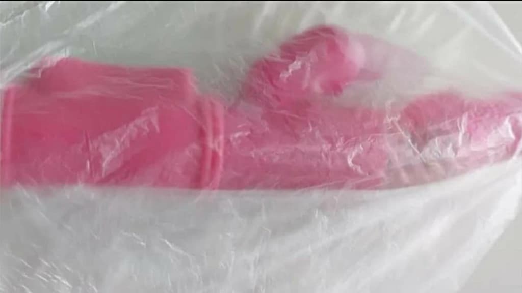 Ladrão usa vibrador para assaltar mulheres e acaba espancado pela população