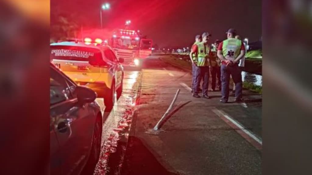 Rapaz pega carro do pai, perde controle e cai em rio de Brusque