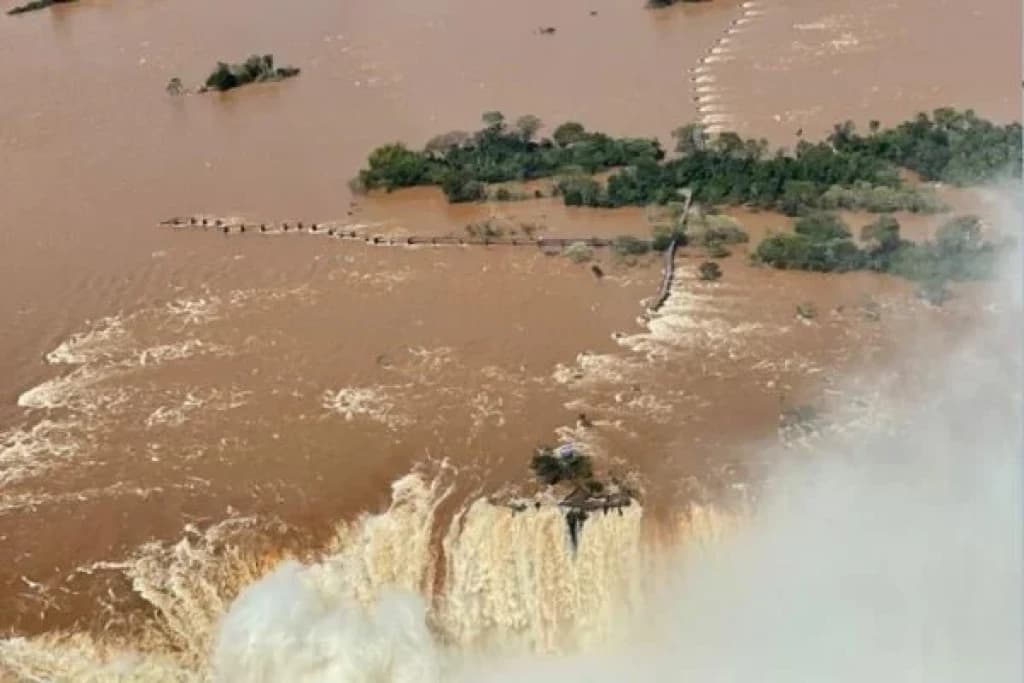 Alta vazão destrói parcialmente passarela das Cataratas do Iguaçu