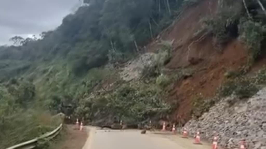 Trecho da rodovia SC-110 segue totalmente bloqueado após deslizamentos de terra
