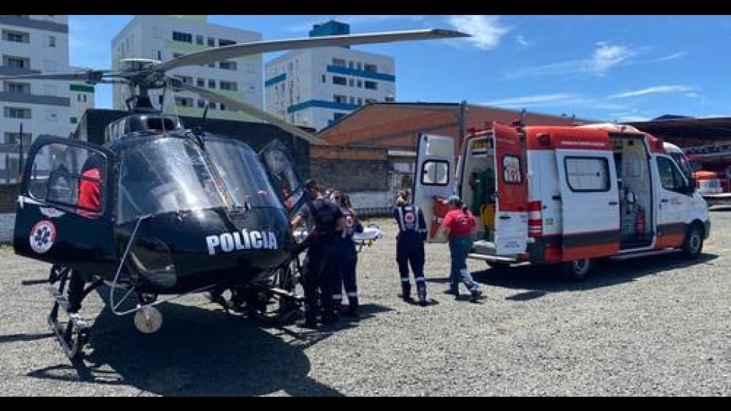 Idoso sofre queda de 3 metros durante serviço em telhado