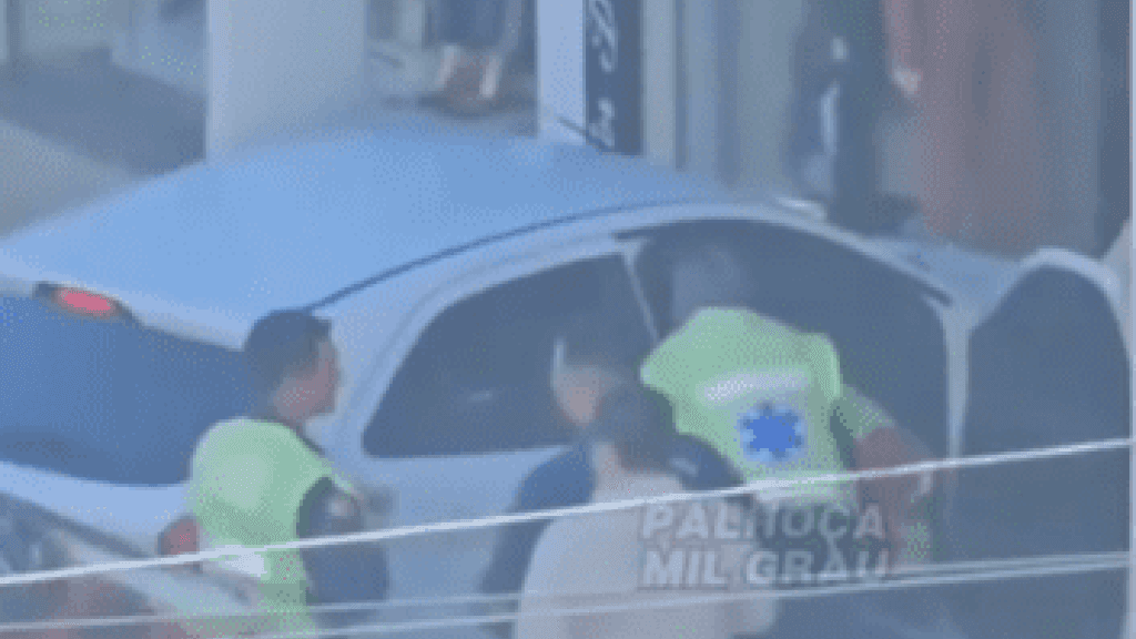 Carro invade loja após motorista passar mal