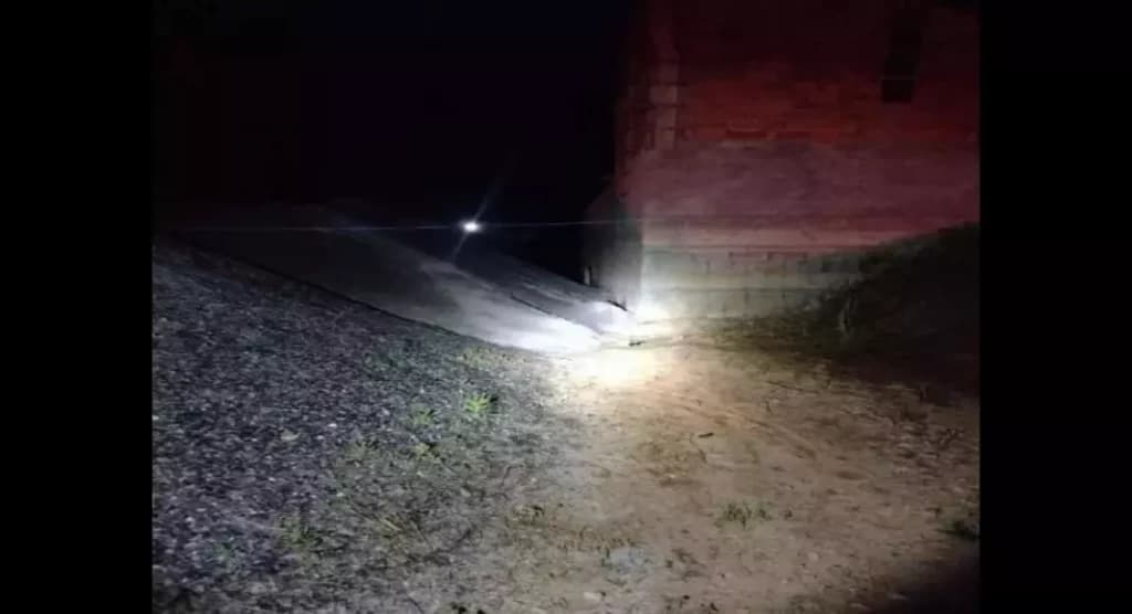 Corpo em decomposição é encontrado enterrado em areia de empresa