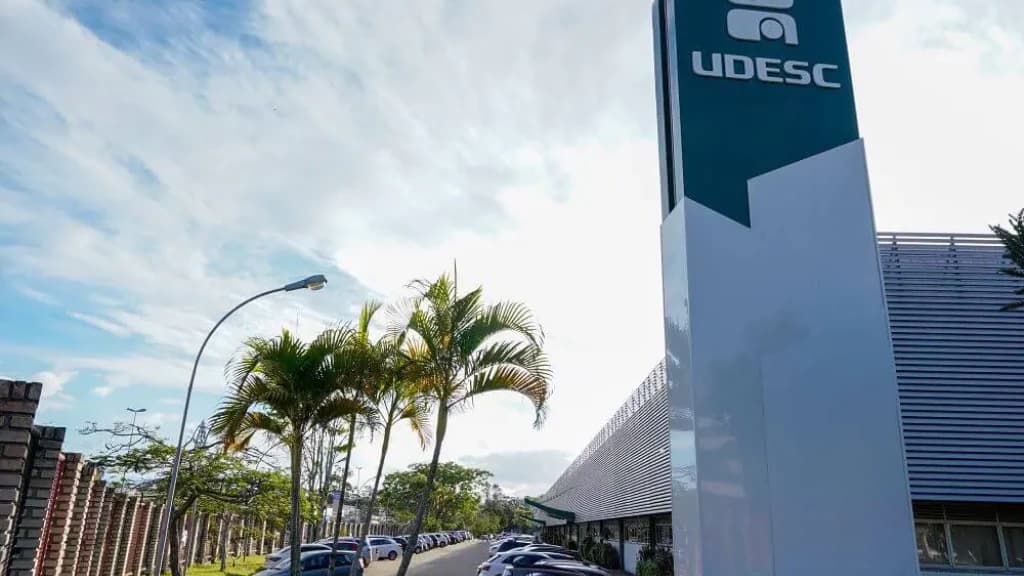 Universidade de SC pode trancar matrícula de aluna que se recusou a se vacinar contra Covid-19