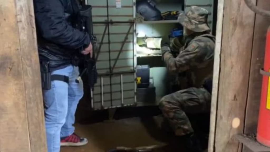 Oficina clandestina de confecção de armas é flagrada em porão de casa