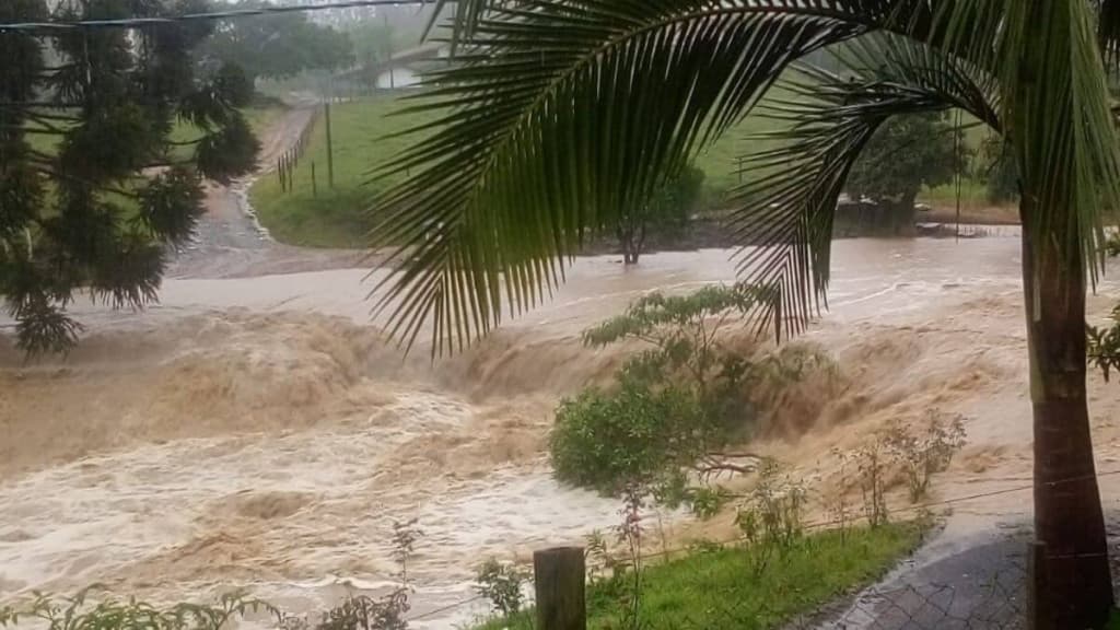 URGENTE: Rio Tubarão sai da calha e cidade pede socorro