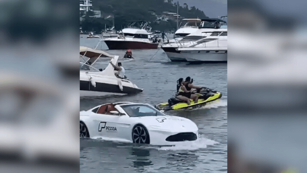 Carro de luxo flutuante desliza sobre as águas do mar no Caixa D”Aço
