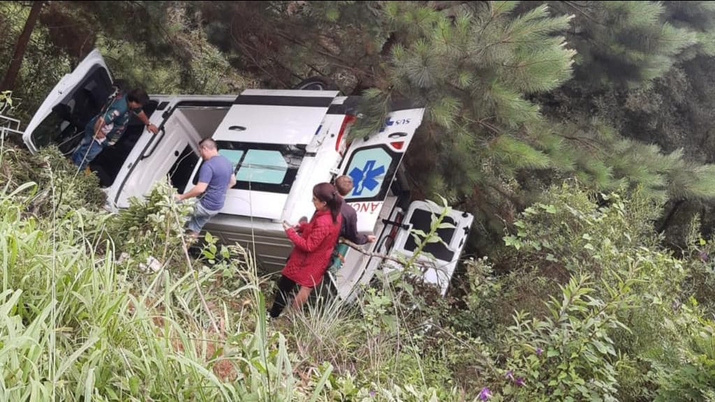 Ambulância capota e deixa cinco feridos em SC