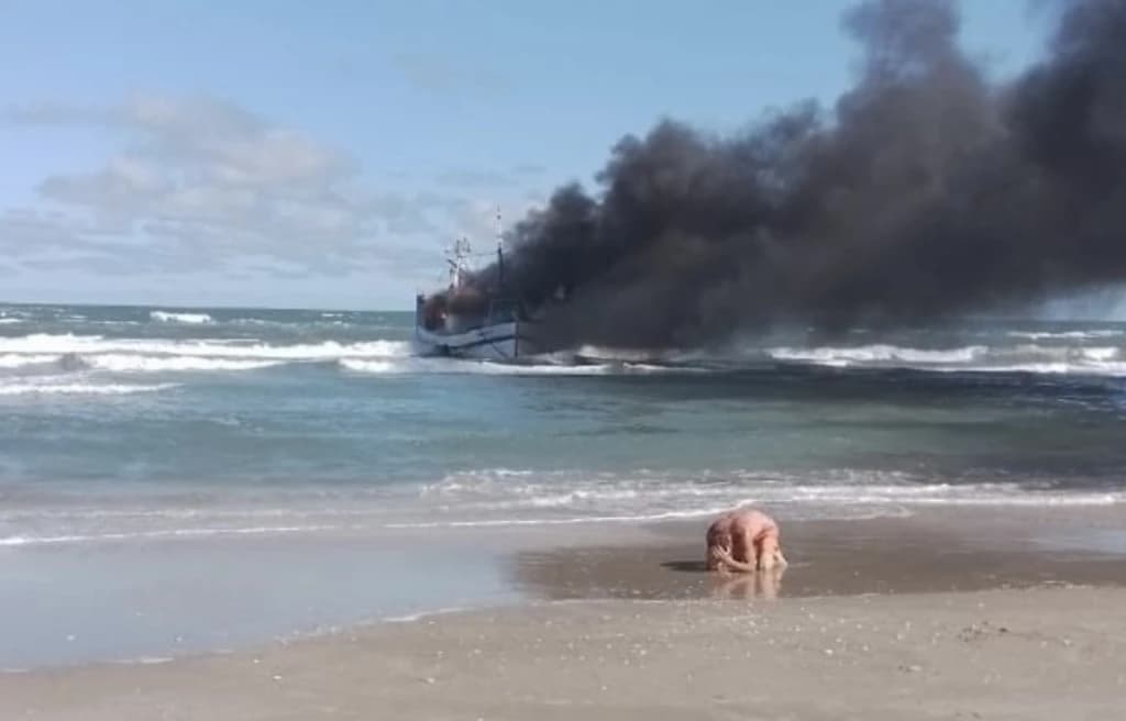 Pescadores de Porto Belo foram para o RS ajudar a desencalhar barco