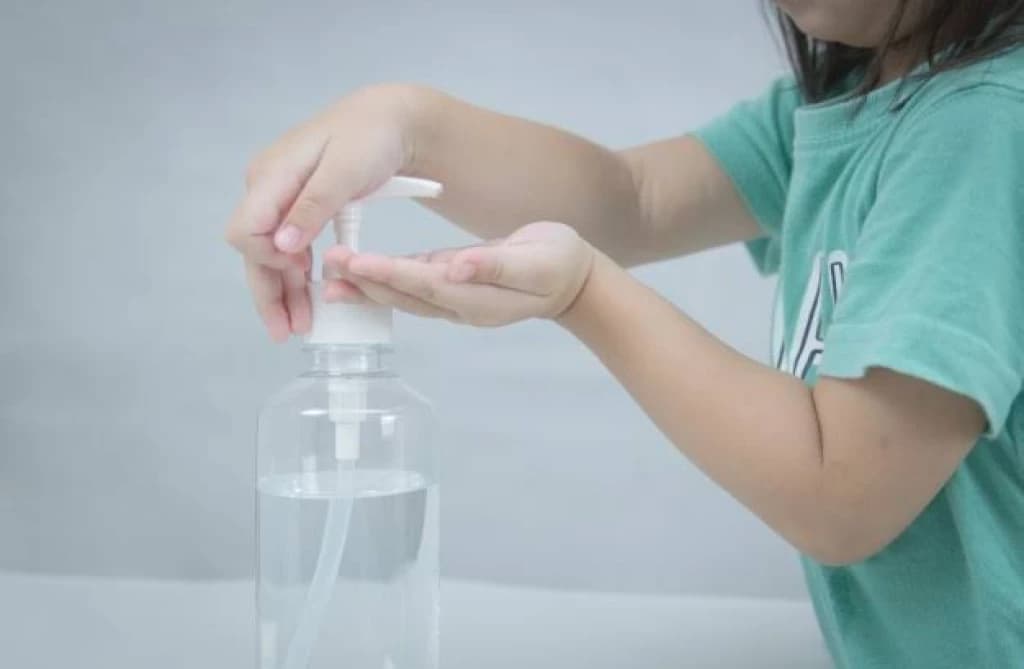 Criança entra em coma após ingerir álcool em gel na escola