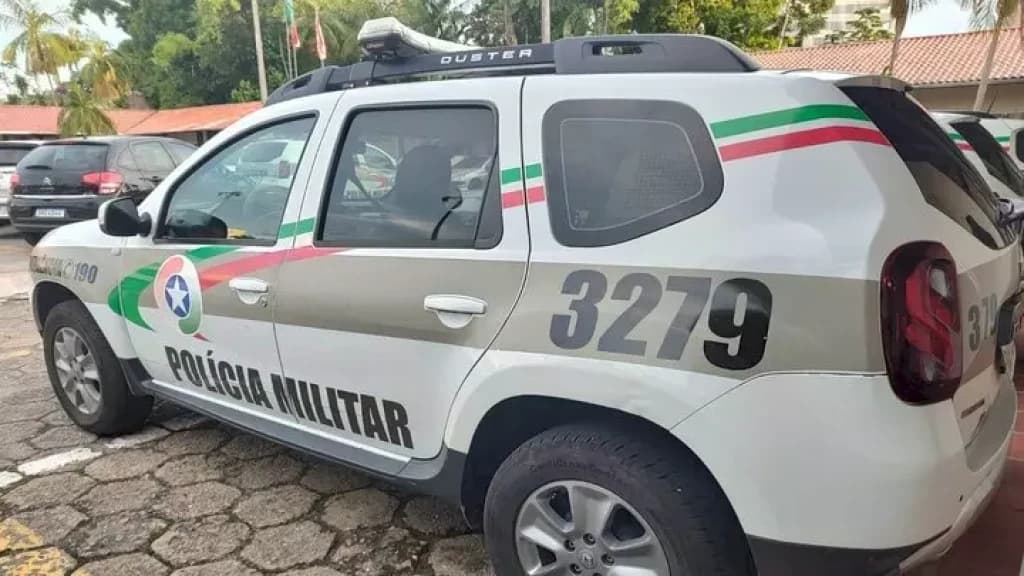 Mulher leva garrafada na cabeça e facada de amiga dentro de boteco