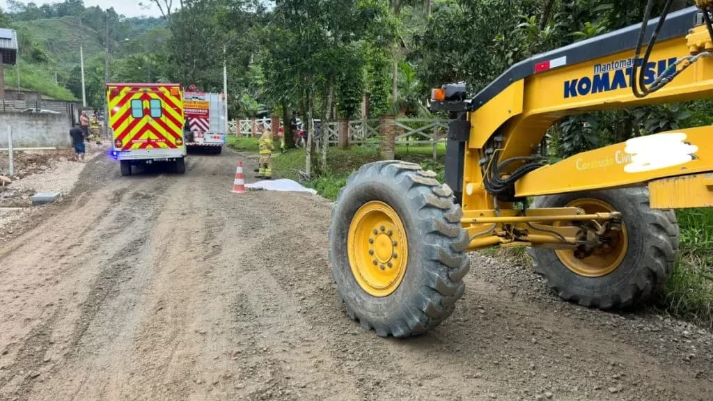 Trabalhador morre atropelado por patrola em obra de asfaltamento