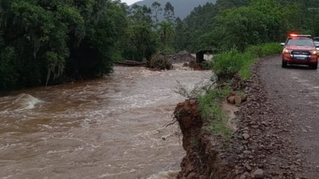 Idoso de 70 anos desaparece após casa ser arrastada por correnteza de rio