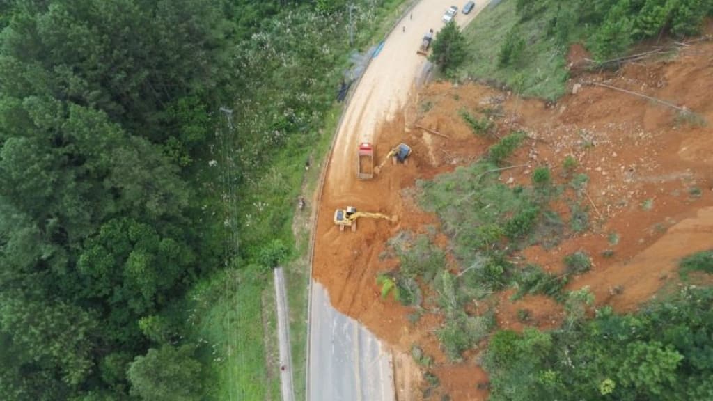 Serra de Corupá segue interditada após deslizamento de terra e nova queda de barreira na BR-280