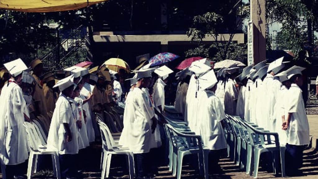 Menino autista de SC desistiu de estudar após ser “esquecido”  na fotografia de formatura