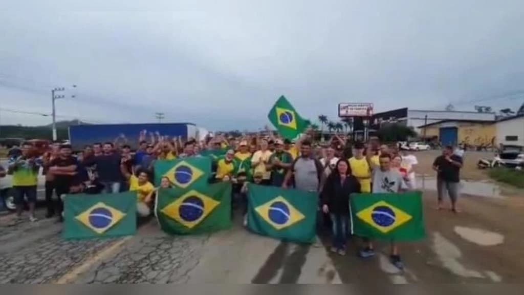 “A nossa bandeira jamais será vermelha”, dizem manifestantes que trancam rodovias em SC