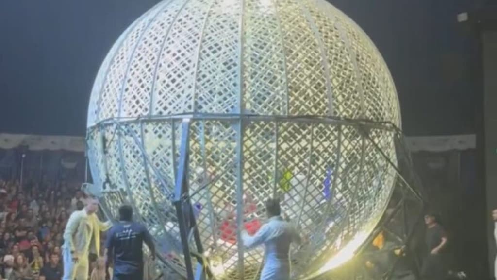 Motociclistas se chocam durante apresentação em “globo da morte” de circo, em Balneário Camboriú