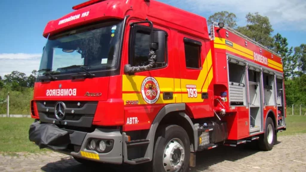Princípio de incêndio mobiliza bombeiros em restaurante na BR-101, em Tijucas