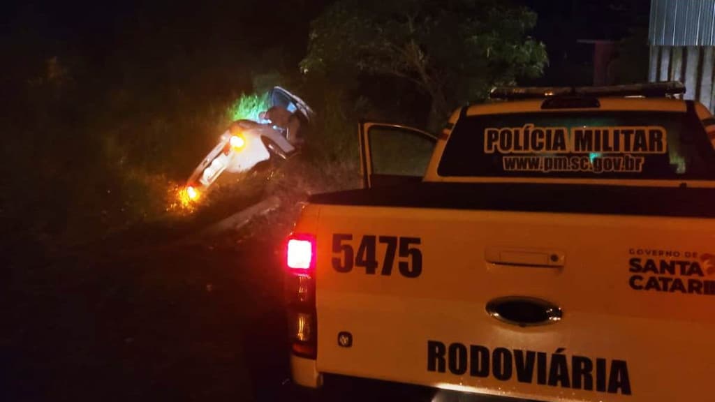 Adolescente de 15 anos é apreendido após furtar carro e cair dentro de vala durante perseguição