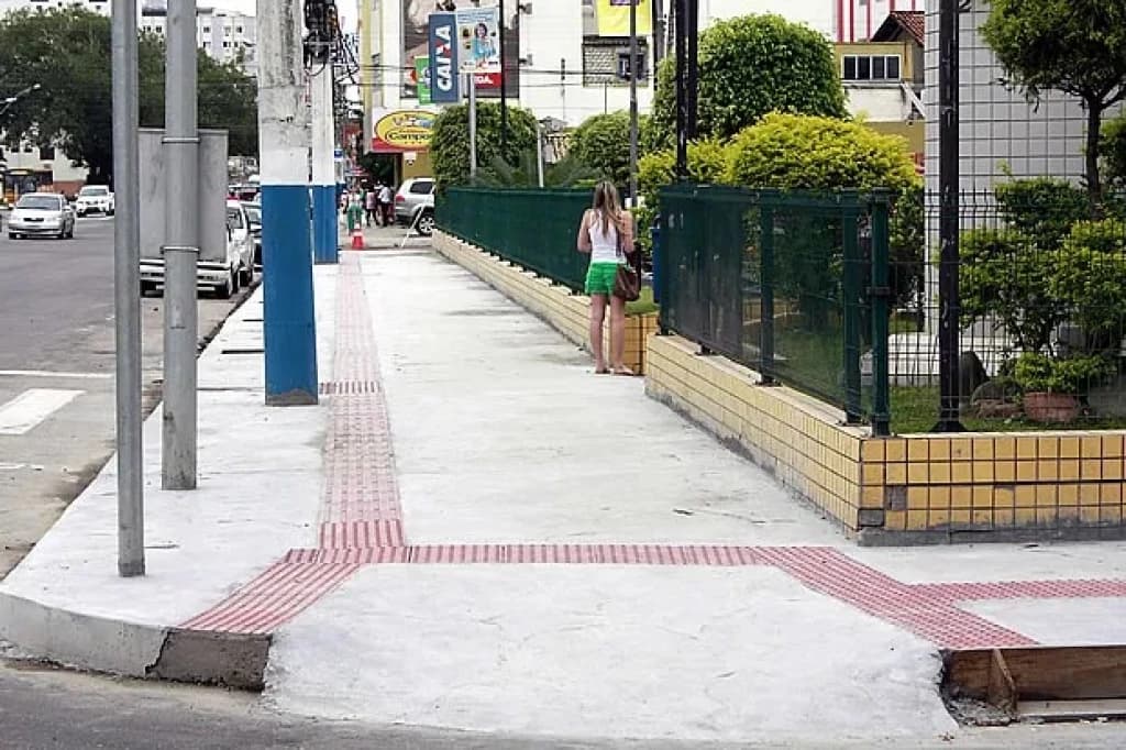 Homem que exigiu calçada só para brancos é condenado por injúria racial em BC