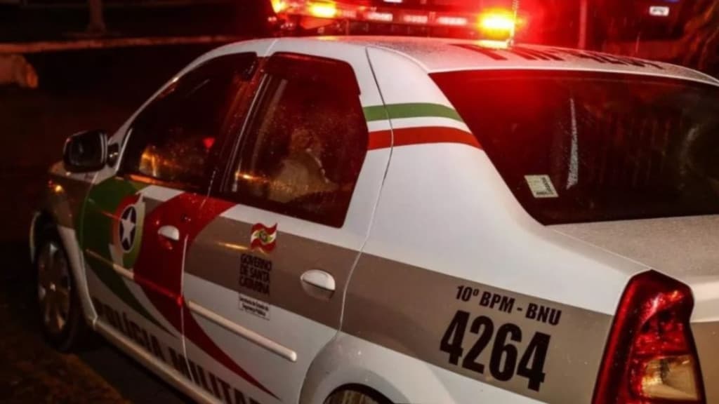 Homem é preso com sacola de pedras após quebrar janelas do vizinho e de viatura da PM