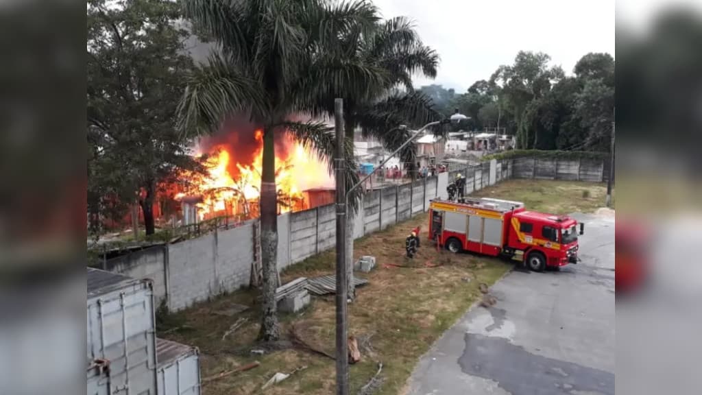 Incêndio destrói completamente três casas de madeira em Palhoça