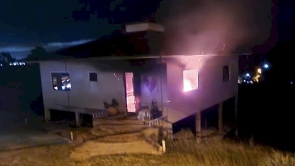 Policial de folga salva idoso de incêndio